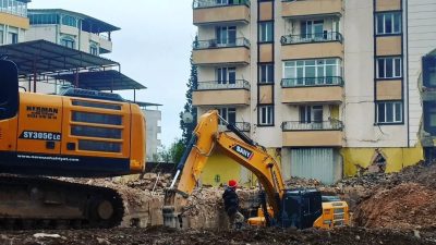 CHP’nin Kırıkhan belediye başkan adayı Zeynep Sağıroğlu, depremden sonra yıkılan