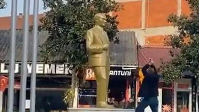 Sakarya’nın Akyazı ilçesinde, Atatürk heykeline balyozla zarar verdiği gerekçesiyle gözaltına