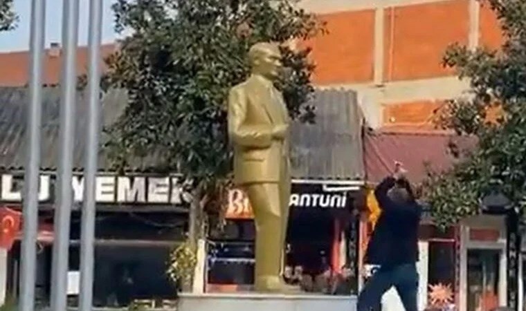 Sakarya’nın Akyazı ilçesinde, Atatürk heykeline balyozla zarar verdiği gerekçesiyle gözaltına
