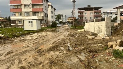 Hatay-Defne ilçesinde birçok sokak gibi Muammer Aksoy sokağında çamur diz