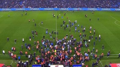 Fenerbahçe’nin deplasmanda Trabzonspor’u 3-2 yendiği maçta sahaya atılan yabancı maddeler