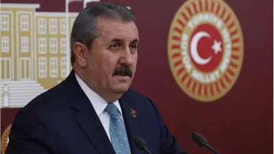 BBP Genel Başkanı Mustafa Destici’nin de içinde bulunduğu makam aracı,