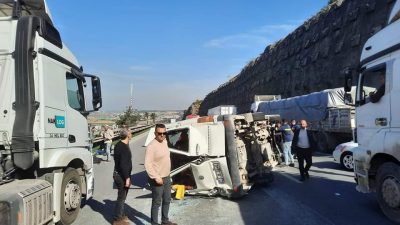 İskenderun Payas Tem otoyolu üzerinde seyir halindeki minibüs, Direksiyon Hakimiyetini
