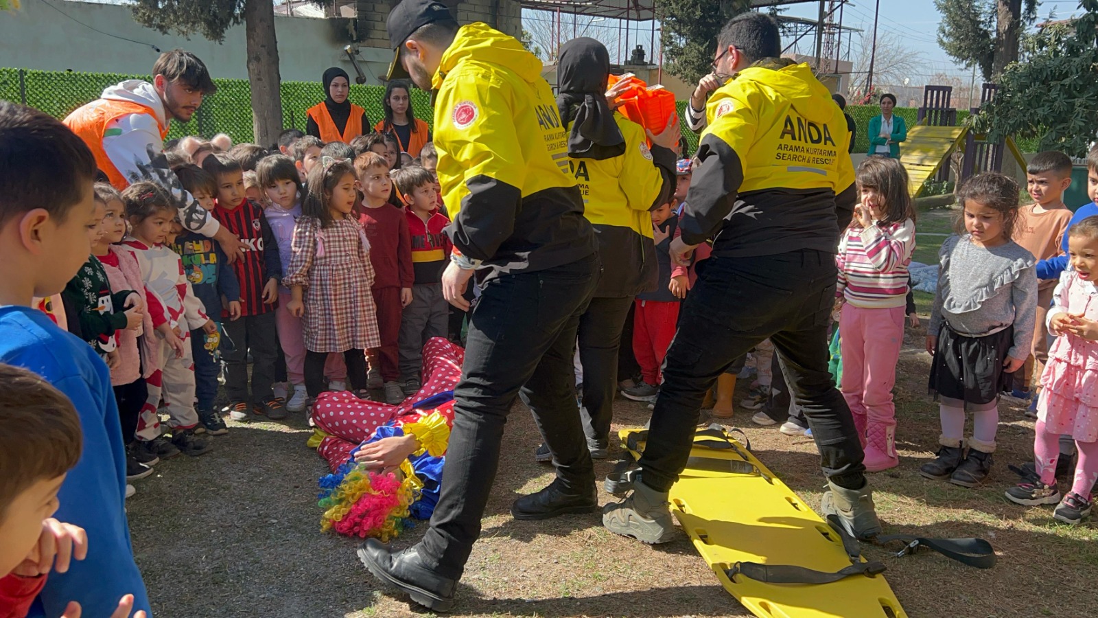 Arama Kurtarma ekibi öğrencilerle buluştu