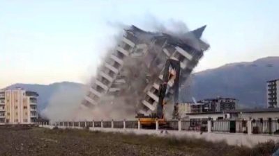 Hatay'ın Arsuz ilçesinde mahkeme süreci tamamlanan Defne Sitesi'ne ait 11