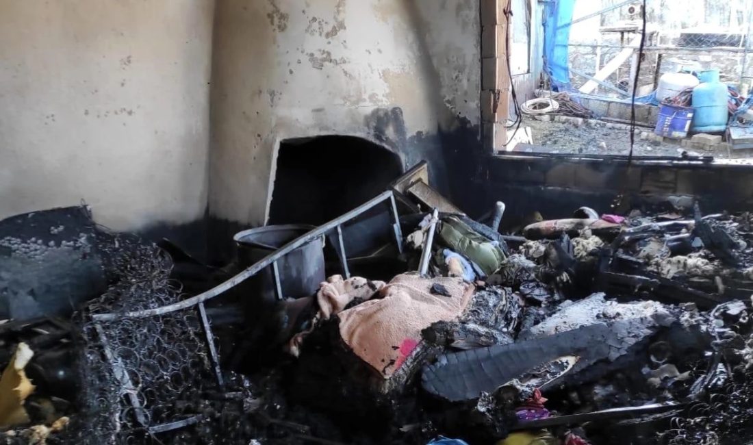 Hatay’ın İskenderun ilçesinde bir evde çıkan yangını itfaiye ekipleri müdahale