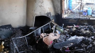 Hatay’ın İskenderun ilçesinde bir evde çıkan yangını itfaiye ekipleri müdahale