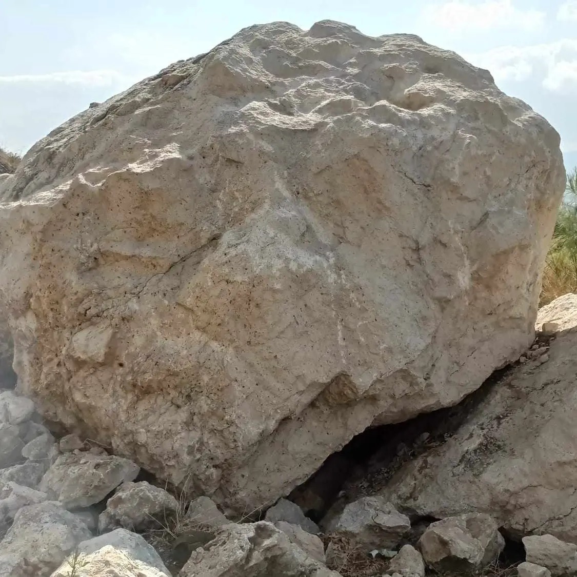 Dağ yamacındaki kayalar ölüme yol açabilir