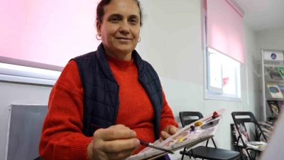 Hatay’ın Arsuz ilçesindeki afetzede kadınlar, resim yaparak deprem psikolojisini geride