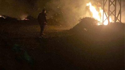 Hatay'ın Arsuz ilçesinde çöplük alanda çıkan yangını itfaiye ekipleri tarafından