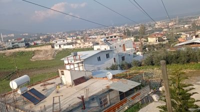 Hatay'ın Antakya ilçesinde bulunan Akhisar Mahallesi sakinleri, mahalle üzerlerinden geçen