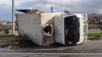 Hatay’ın Belen ilçesinde devrilen kamyonun sürücüsü yaralandı. C.İ’nin kullandığı 31