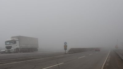 Hatay’ın Belen ilçesinde sis, ulaşımı olumsuz etkiledi. İlçede sabah başlayan