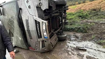 Hatay'ın İskenderun ilçesinde vardiyadan çıkan işçileri taşıyan servisin devrilmesi sonucu