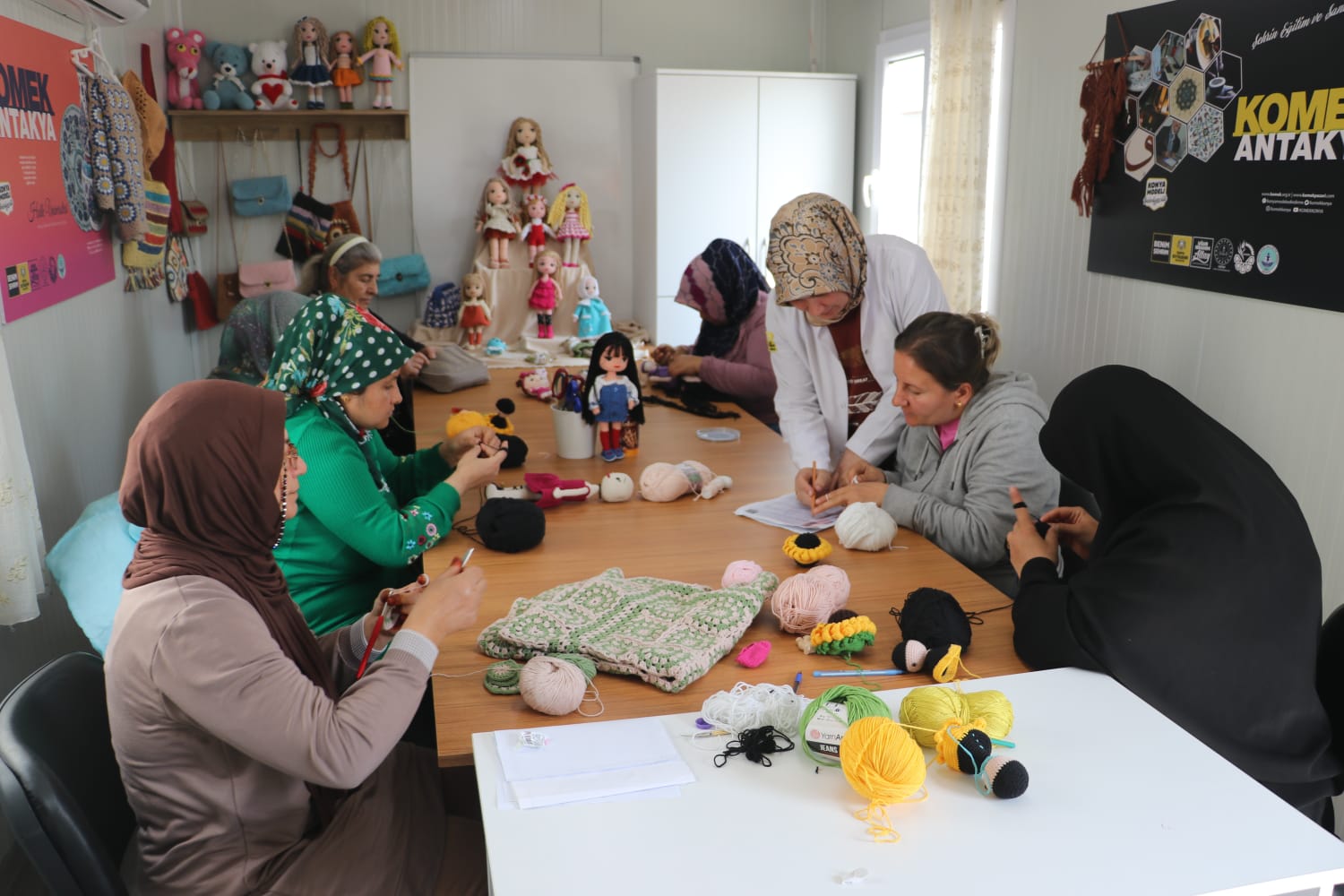 Konteyner kente açılan atölye, kadınları meslekle tanıştırıyor