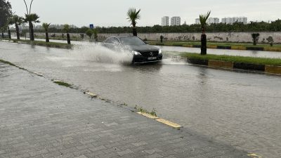 Hatay ve ilçelerinde, şiddetli rüzgar ve sağanak hayatı olumsuz etkiledi.