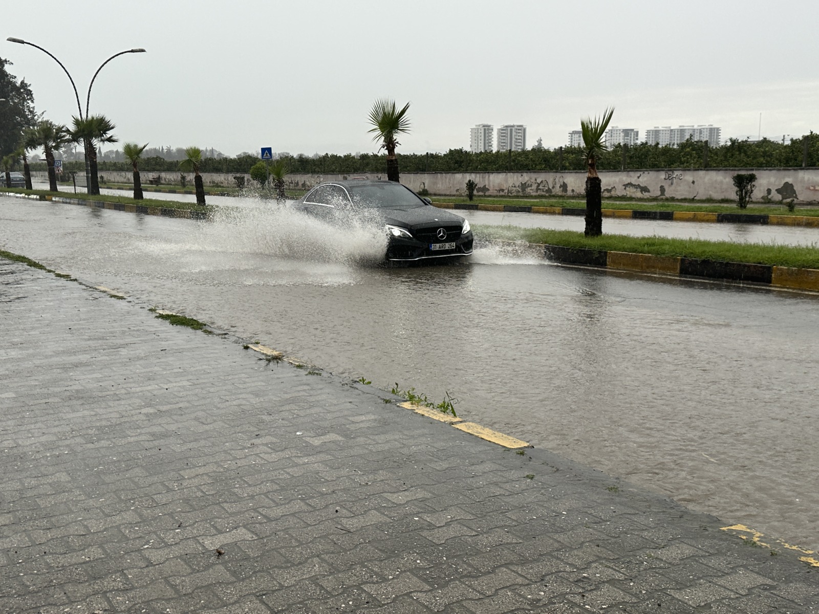 Hatay’da şiddetli rüzgar ve yağış hayatı olumsuz etkiledi