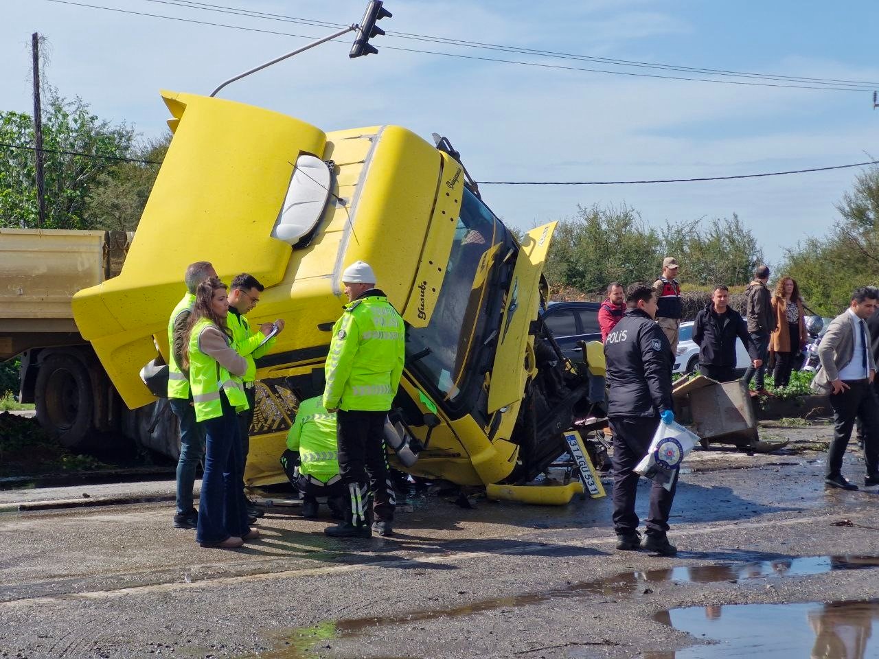 Korkunç kaza! Tır otomobili biçti 