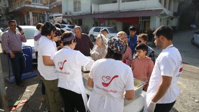 
Hatay'ın İskenderun ilçesinde depremin ardından gönüllülerin katılımıyla kurulan "Gönül Mutfağı"nda,