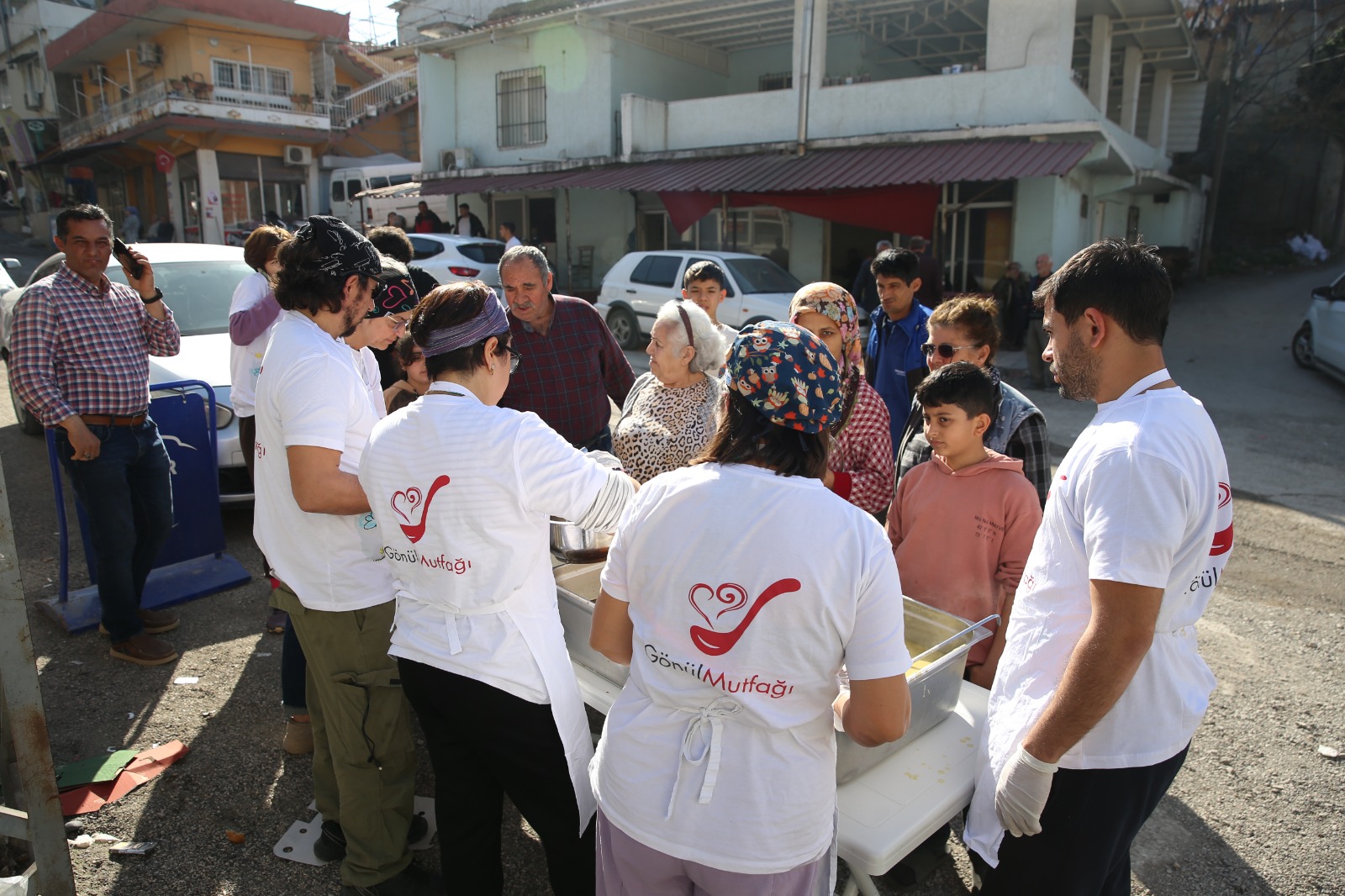 Gönüllülerden 12 bin kişiye iftar