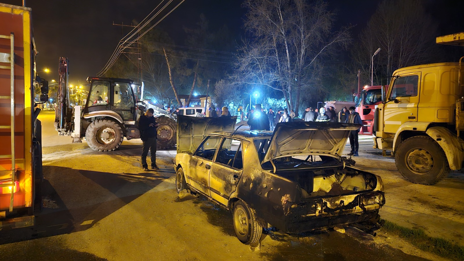 Otomobilde çıkan yangında 2 kişi yaralandı