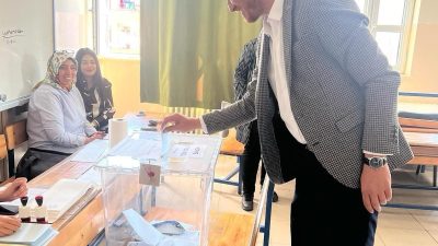 Cumhuriyet Halk Partisi Reyhanlı belediye başkan adayı Fevzi Suvaroğlu sandık