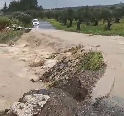 Hatay’da sağanak yağış yolu ulaşıma kapattı