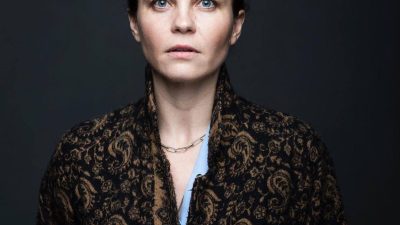 Tülin Özen 11 tiyatro,22 film ve 22 dizide rol almak