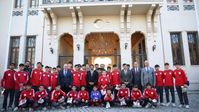 İskenderun’da Konteyner Kentler arası Ödüllü Futbol Turnuvası düzenlendi. Konteynerde kalan