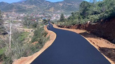 Hatay büyükşehir belediyesi ekipleri, Hassa ilçesi kırsalında beton asfaltlama yapıyor.