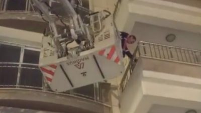 Hatay’ın Defne ilçesinde hasarlı binada mahsur kalan kedi, itfaiye ekipleri