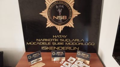 Hatay’ın İskenderun ilçesinde otomobilinde 303 uyuşturucu hap ve 22 gram