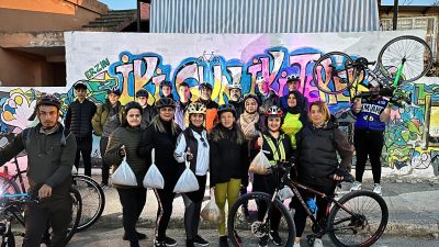 Hatay’ın Erzin ilçesinde gönüllüler, sahipsiz hayvanlar için belirli noktalara mama