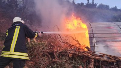 Antakya ilçesine bağlı Narlıca Mahallesinde bulunan bir Barakada çıkan yangın