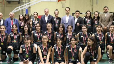 Hatay il içi kulüpler kızlar voleybol maçları sonunda Erzin ekibi