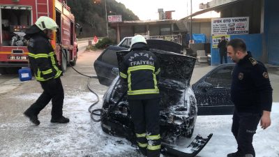 Antakya’nın Narlıca Mahallesinde bir aracın alev alması sonucu meydana gelen