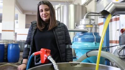 Asrın felaketinde Hatay’da ailesini kaybeden ve ampute olan bacağıyla babasından