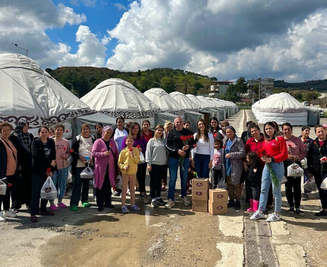 Kaburgacı Yaşar Usta Hataylı kadınların gününü kutladı