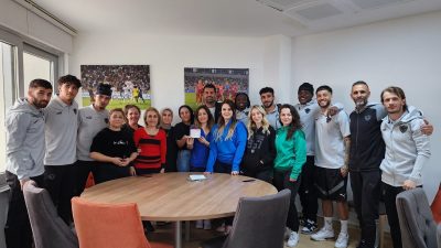 Hatayspor Kulübü teknik direktörü Volkan Demirel, teknik heyet ile futbolcular