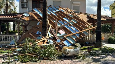 Hatay’ın Arsuz ilçesinde etkili olan fırtına nedeniyle bir apartmanın uçan