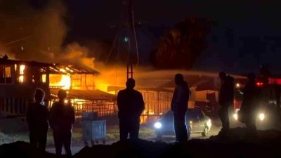 Hatay’da sahilde bulunan 3 ahşap baraka alev alev yandı.Yangın, akşam