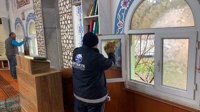 Antakya Belediyesi ekipleri, Ramazan ayı dolayısıyla kentte cemaatin namaz kılmasına