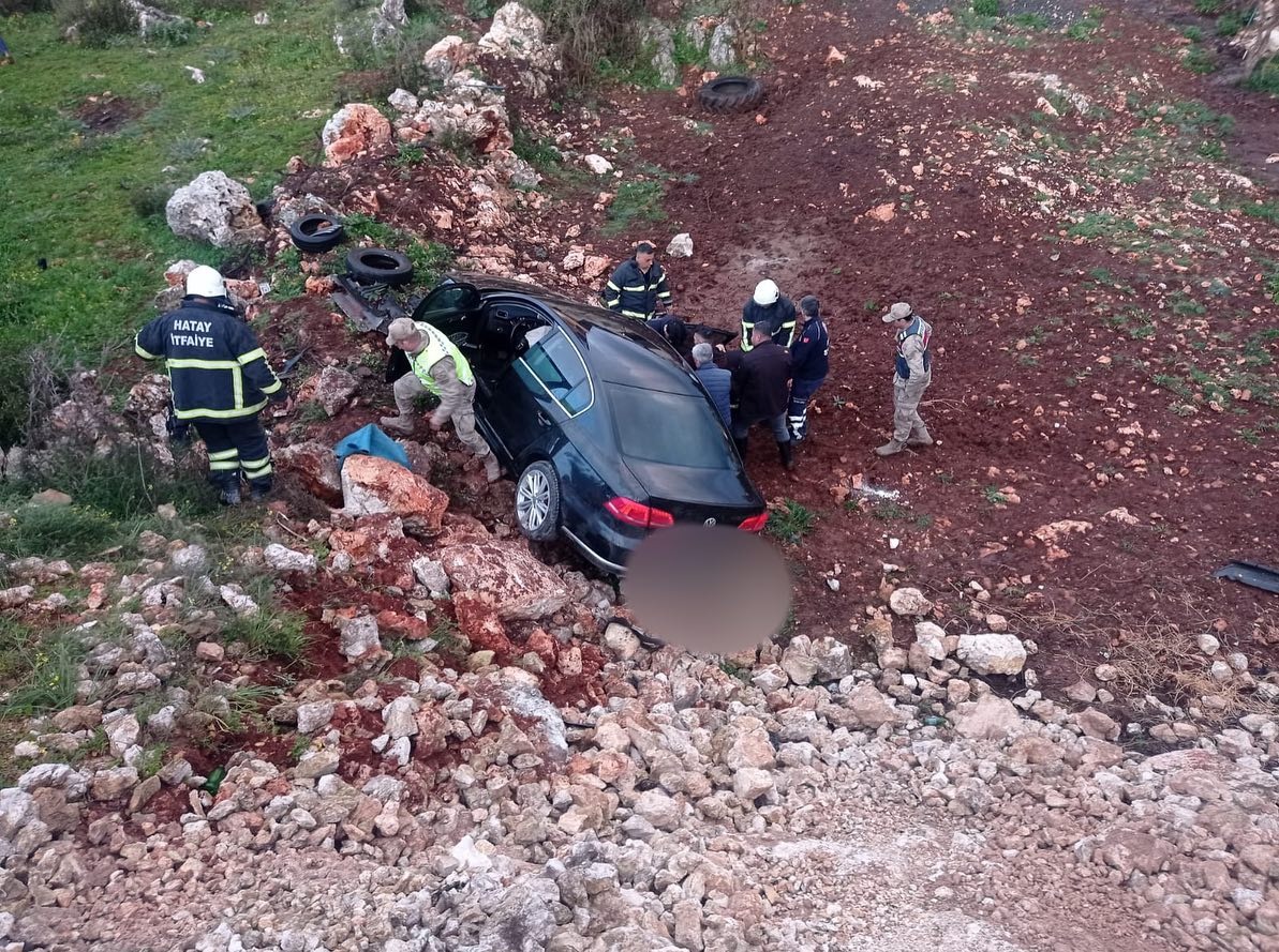 Yayladağı yolunda araç tarlaya uçtu