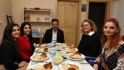 Adayların seçmenleriyle bir araya gelerek iftar sofralarını paylaşması, sosyal medyada