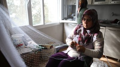 Hatay’ın Dörtyol ilçesinde aldıkları eğitimin ardından balık ağı örmeye başlayan