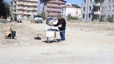 
Hatay'da çocukluğundan beri seyyar satıcılık yapan Bülent Aksoy, tanıyamaz gele