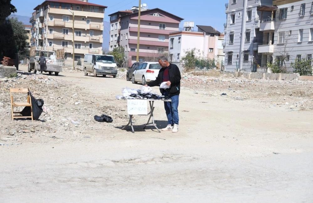 Hatay'da çocukluğundan beri seyyar satıcılık yapan Bülent Aksoy, tanıyamaz gele