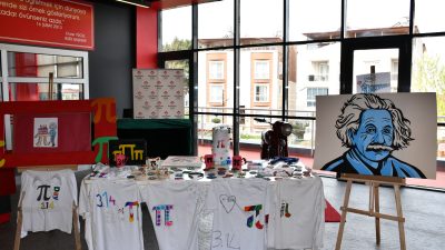 Hatay’ın Belen ilçesinde “14 Mart Pi Günü” dolayısıyla sergi düzenledi.Kentteki