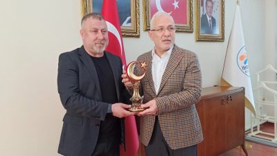 İskenderun Gazeteciler Cemiyeti, yönetimi ve üyeleriyle birlikte İskenderun Belediye Başkanı