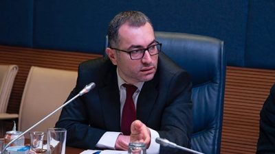 Antakya’da doğup büyüyen ve Antakya Kurtuluş lisesinden mezun olduktan sonra